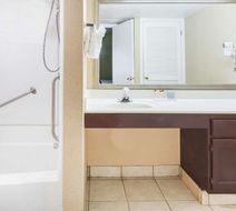 Hawthorn Suites Columbus North Room