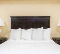 Hawthorn Suites Columbus North Room