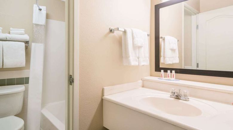 <b>Baymont Inn & Suites Baxter Brainerd Room</b>. Images powered by <a href="https://iceportal.shijigroup.com/" title="IcePortal" target="_blank">IcePortal</a>.