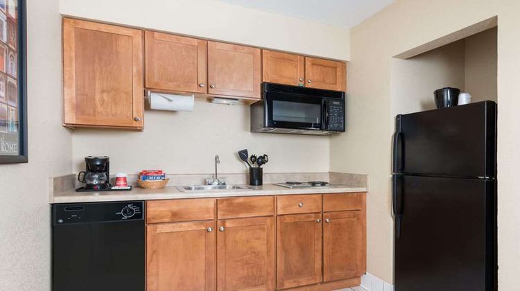 Hawthorn Extended Stay by Wyndham Rome Suite