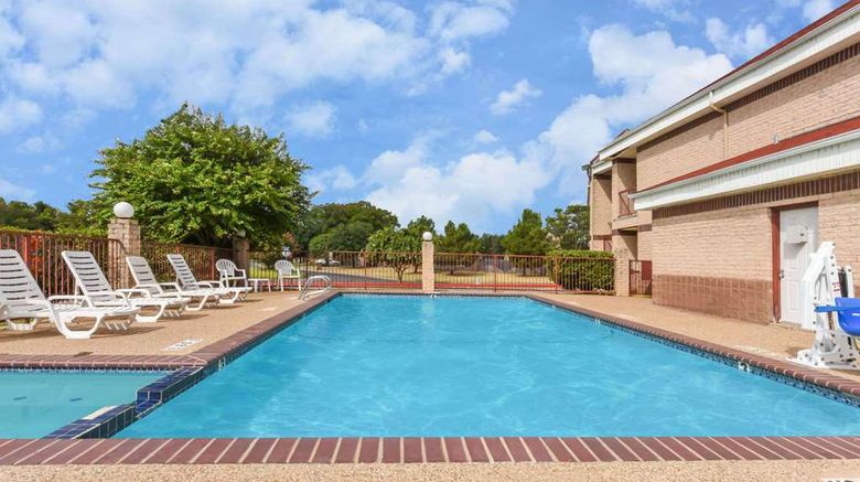 <b>Days Inn Granbury Pool</b>. Images powered by <a href="https://iceportal.shijigroup.com/" title="IcePortal" target="_blank">IcePortal</a>.