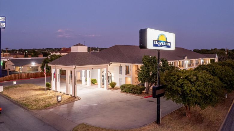 <b>Days Inn Granbury Exterior</b>. Images powered by <a href="https://iceportal.shijigroup.com/" title="IcePortal" target="_blank">IcePortal</a>.