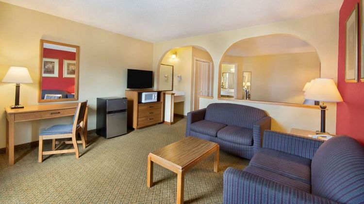 Super 8 Lancaster Suite