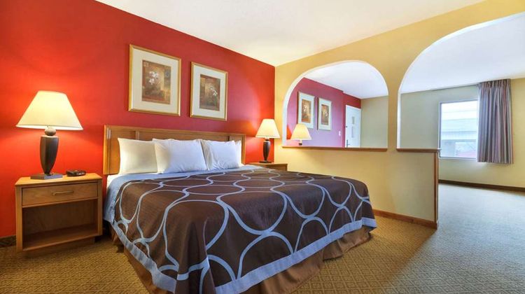 Super 8 Lancaster Suite