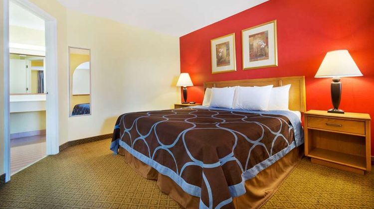 Super 8 Lancaster Suite