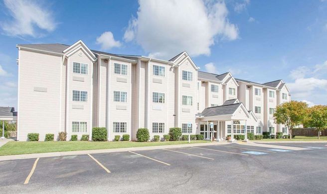 Microtel Inn & Suites by Wyndham Rogers Exterior