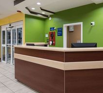 Microtel Inn & Suites by Wyndham Rogers Lobby