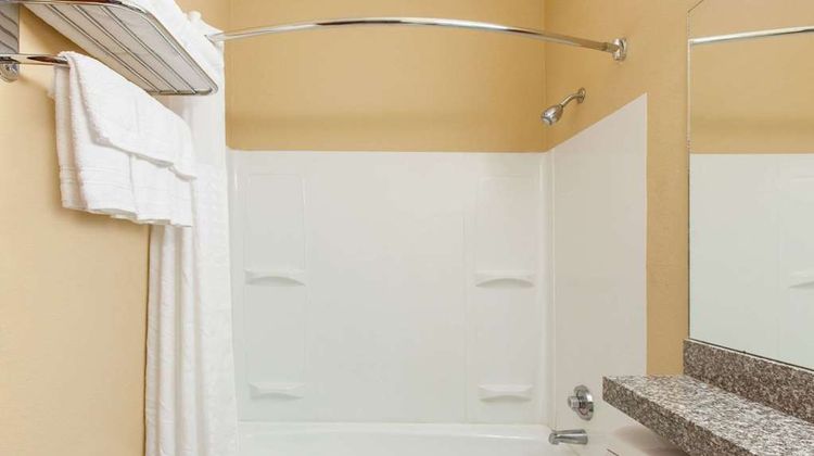 Microtel Inn & Suites by Wyndham Rogers Room