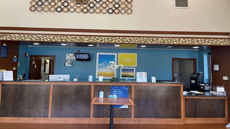 <b>Days Inn Fayetteville-South/I-95 Exit 49 Lobby</b>. Images powered by <a href="https://iceportal.shijigroup.com/" title="IcePortal" target="_blank">IcePortal</a>.