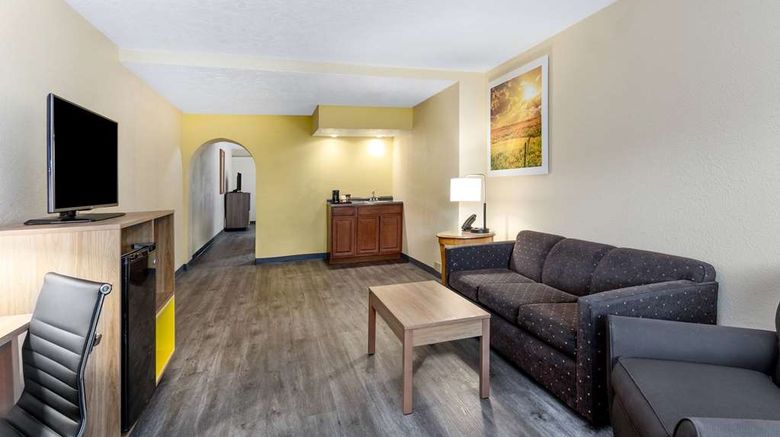 <b>Days Inn & Suites Clovis Suite</b>. Images powered by <a href="https://iceportal.shijigroup.com/" title="IcePortal" target="_blank">IcePortal</a>.