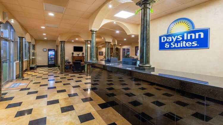 Days Inn & Suites Clovis Lobby
