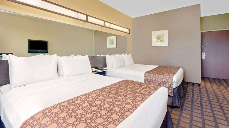 Microtel Inn & Suites by Wyndham Perry Room