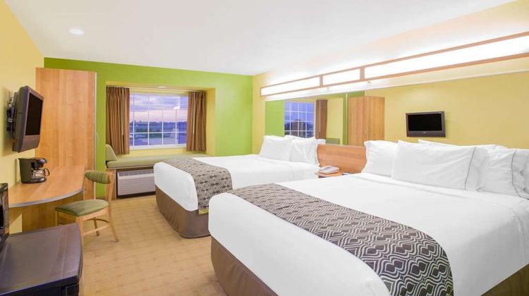 Microtel Inn & Suites Delphos Room