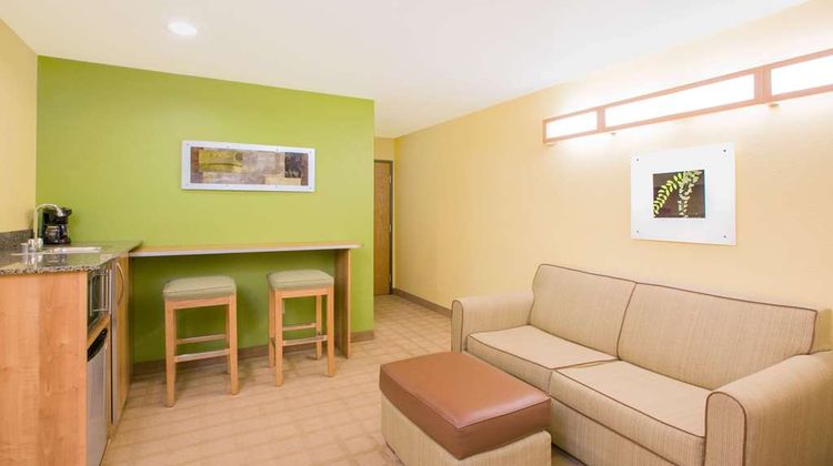 Microtel Inn & Suites Delphos Room