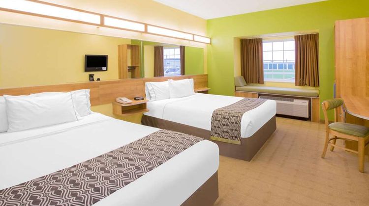 Microtel Inn & Suites Delphos Room