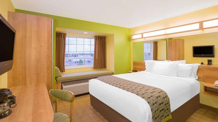 Microtel Inn & Suites Delphos Room