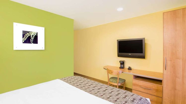 Microtel Inn & Suites Delphos Room