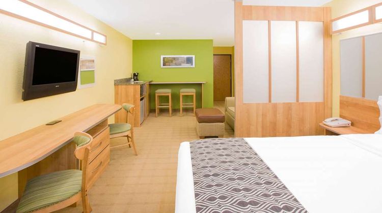Microtel Inn & Suites Delphos Room