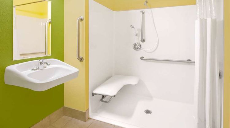 Microtel Inn & Suites Delphos Room