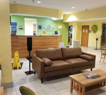 Microtel Inn & Suites Delphos Lobby