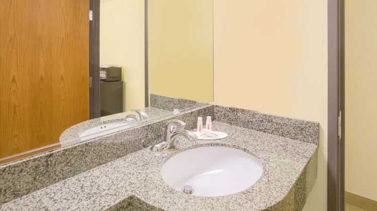 Microtel Inn & Suites Delphos Room