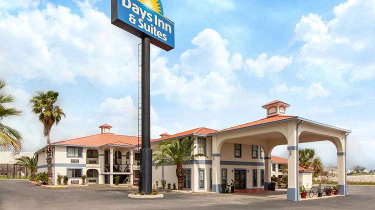 Days Inn & Suites Braunig Lake Exterior