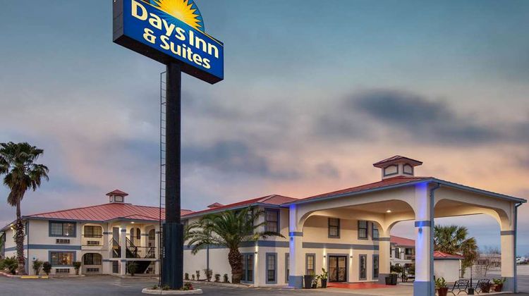 Days Inn & Suites Braunig Lake Exterior