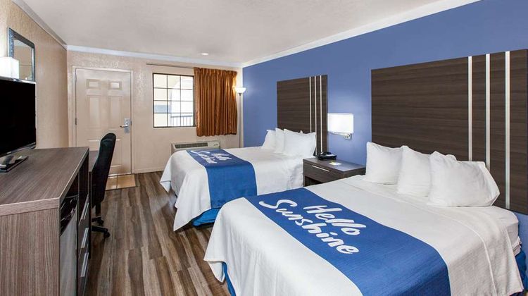 Days Inn & Suites Braunig Lake Room