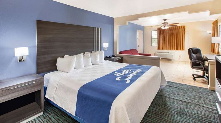 Days Inn & Suites Braunig Lake Suite