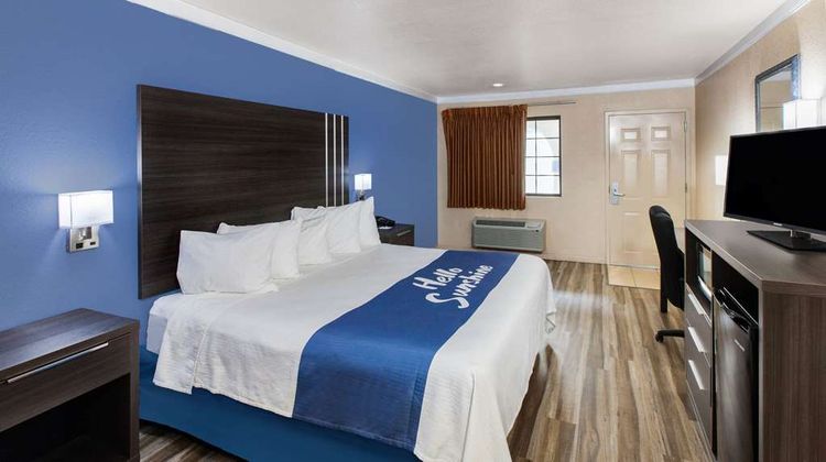 Days Inn & Suites Braunig Lake Room