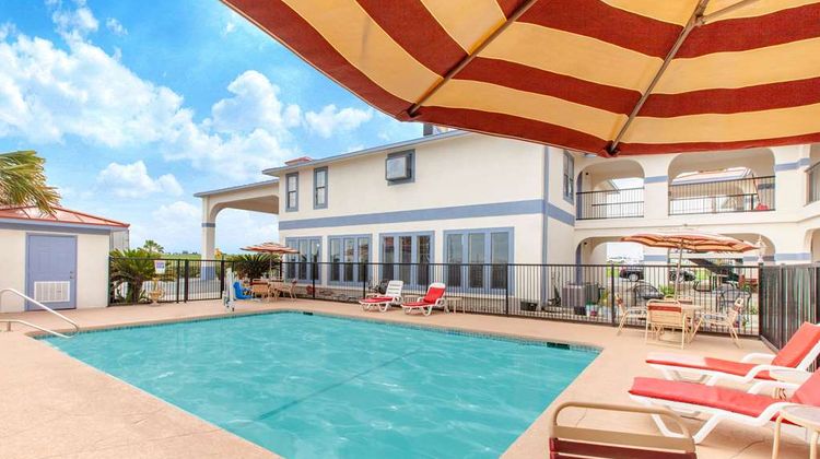 Days Inn & Suites Braunig Lake Pool