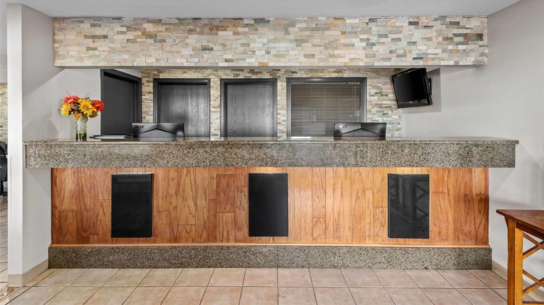 <b>Days Inn & Suites Des Moines Airport Lobby</b>. Images powered by <a href="https://iceportal.shijigroup.com/" title="IcePortal" target="_blank">IcePortal</a>.