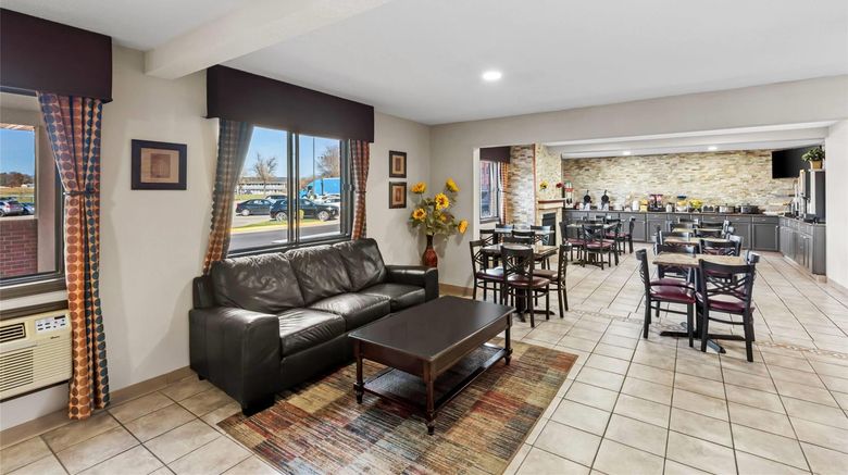 <b>Days Inn & Suites Des Moines Airport Lobby</b>. Images powered by <a href="https://iceportal.shijigroup.com/" title="IcePortal" target="_blank">IcePortal</a>.
