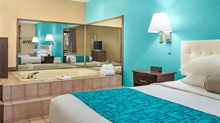 Howard Johnson Inn Waterloo/Cedar Falls Suite