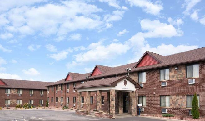 Baymont Inn & Suites Eau Claire Exterior