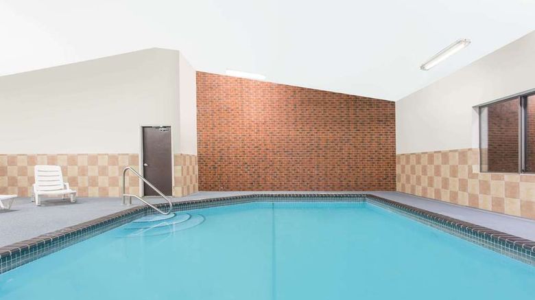 <b>Baymont Inn & Suites Dubuque Pool</b>. Images powered by <a href="https://iceportal.shijigroup.com/" title="IcePortal" target="_blank">IcePortal</a>.