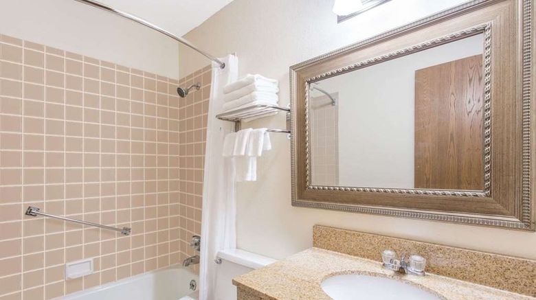 <b>Baymont Inn & Suites Dubuque Room</b>. Images powered by <a href="https://iceportal.shijigroup.com/" title="IcePortal" target="_blank">IcePortal</a>.