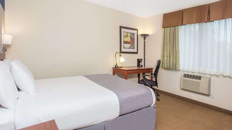 <b>Baymont Inn & Suites Dubuque Room</b>. Images powered by <a href="https://iceportal.shijigroup.com/" title="IcePortal" target="_blank">IcePortal</a>.