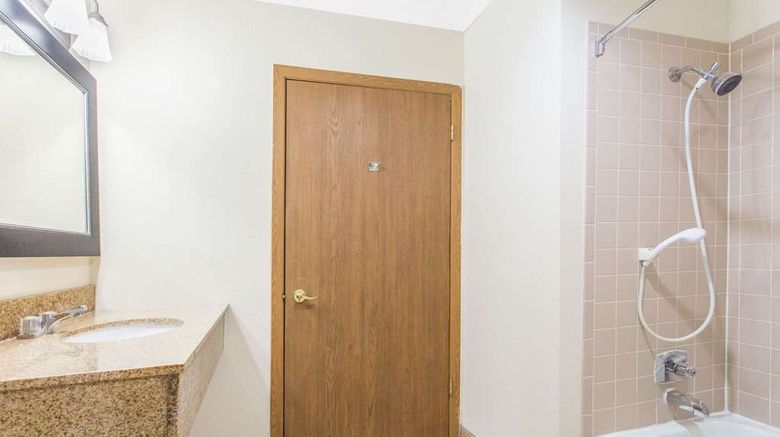 <b>Baymont Inn & Suites Dubuque Room</b>. Images powered by <a href="https://iceportal.shijigroup.com/" title="IcePortal" target="_blank">IcePortal</a>.