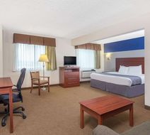Baymont Inn & Suites Dubuque Room