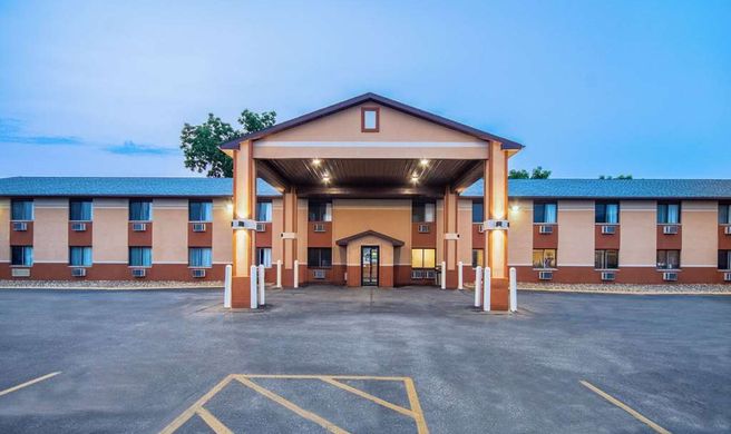 Days Inn & Suites Waterloo Exterior