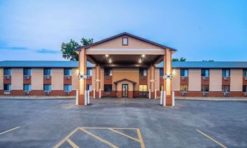 Days Inn & Suites Waterloo