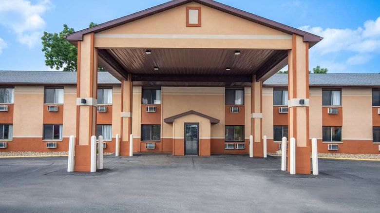 <b>Days Inn & Suites Waterloo Exterior</b>. Images powered by <a href="https://iceportal.shijigroup.com/" title="IcePortal" target="_blank">IcePortal</a>.