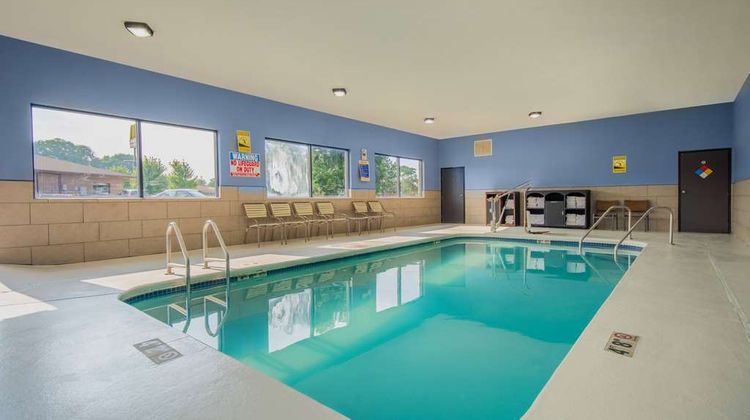 Days Inn & Suites Waterloo Pool