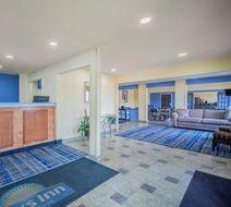 Days Inn & Suites Waterloo Lobby