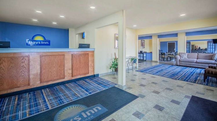 Days Inn & Suites Waterloo Lobby