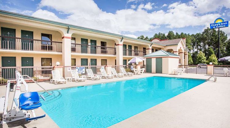 Days Inn & Suites Columbia Airport Pool