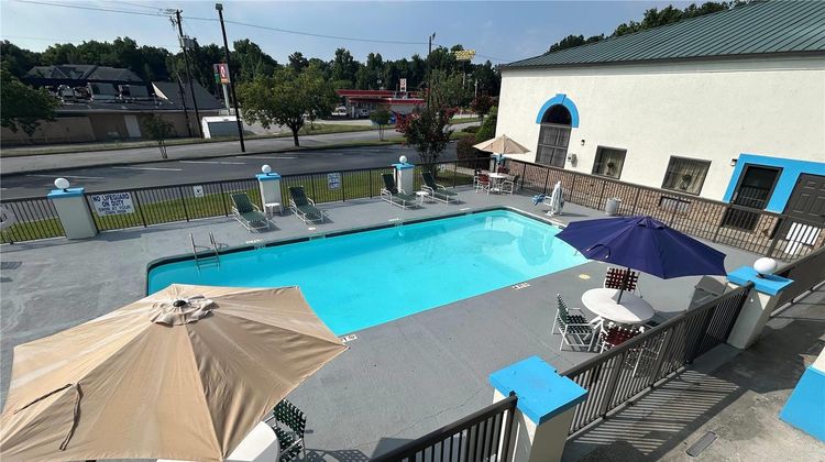 Days Inn & Suites Columbia Airport Pool