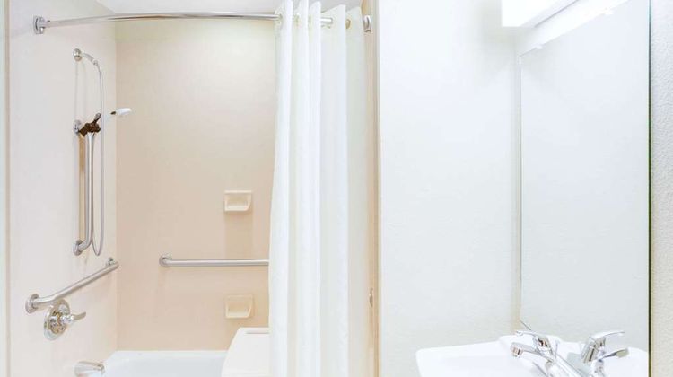 Microtel Inn & Suites Saraland Room