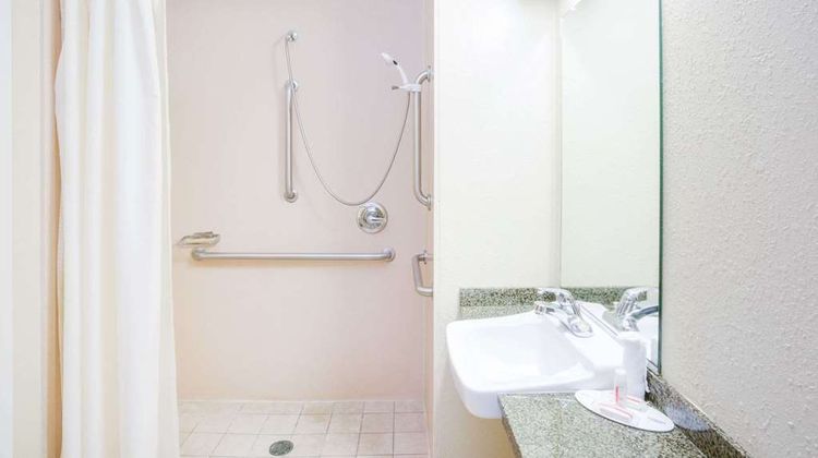 Microtel Inn & Suites Saraland Room